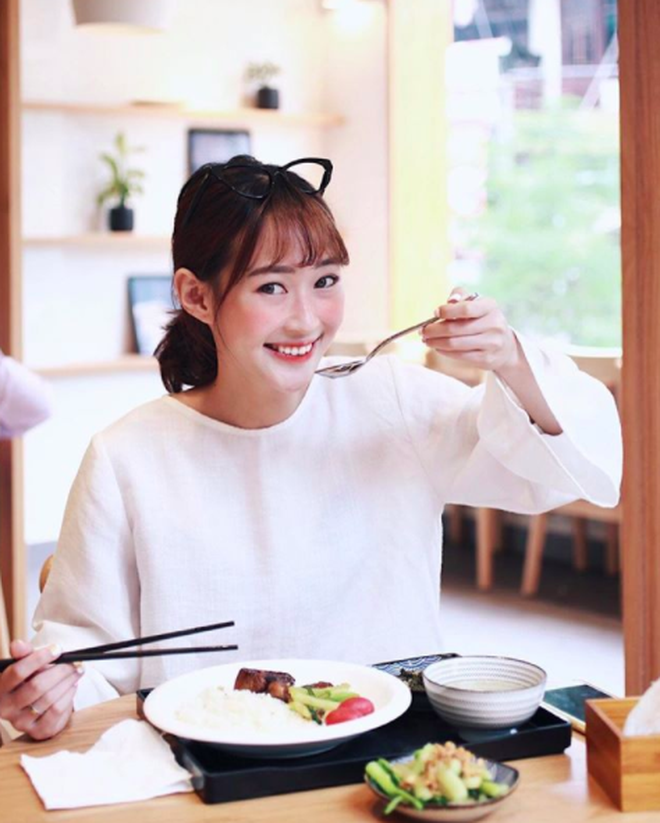 Dù sở hữu ngoại hình khá nhỏ nhắn, mảnh mai nhưng thật bất ngờ khi Sun Ht lại là một tín đồ ẩm thực chính hiệu. Nếu bạn đang đói bụng thì lời khuyên đừng mon men vào trang cá nhân của hot girl người yêu blogger Phở Đặc Biệt.
