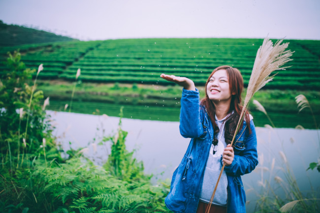 Từ ngày phát hiện ra bãi lau Thanh Chương, không ít bạn trẻ tìm về chiêm ngưỡng khung cảnh nên thơ và chụp ảnh kỷ niệm.