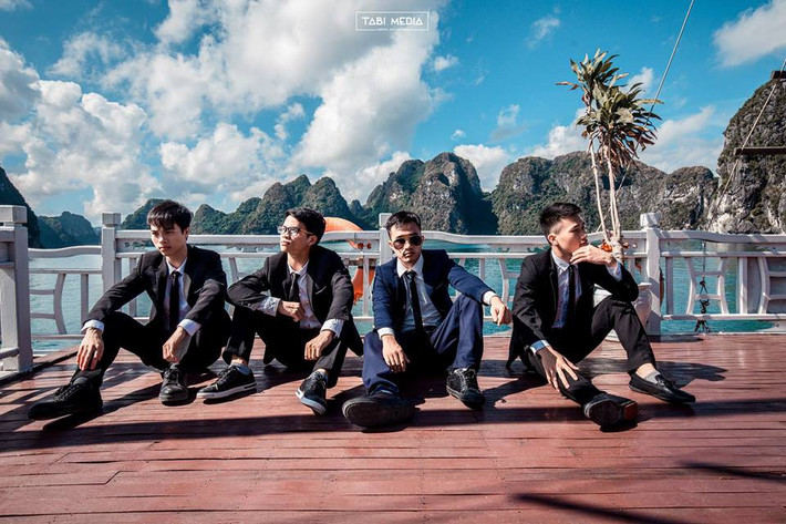 Đây là bộ ảnh kỷ yếu trên thuyền của tập thể Cơ Điện Tử K54 – Đại học Giao Thông Vận Tải.