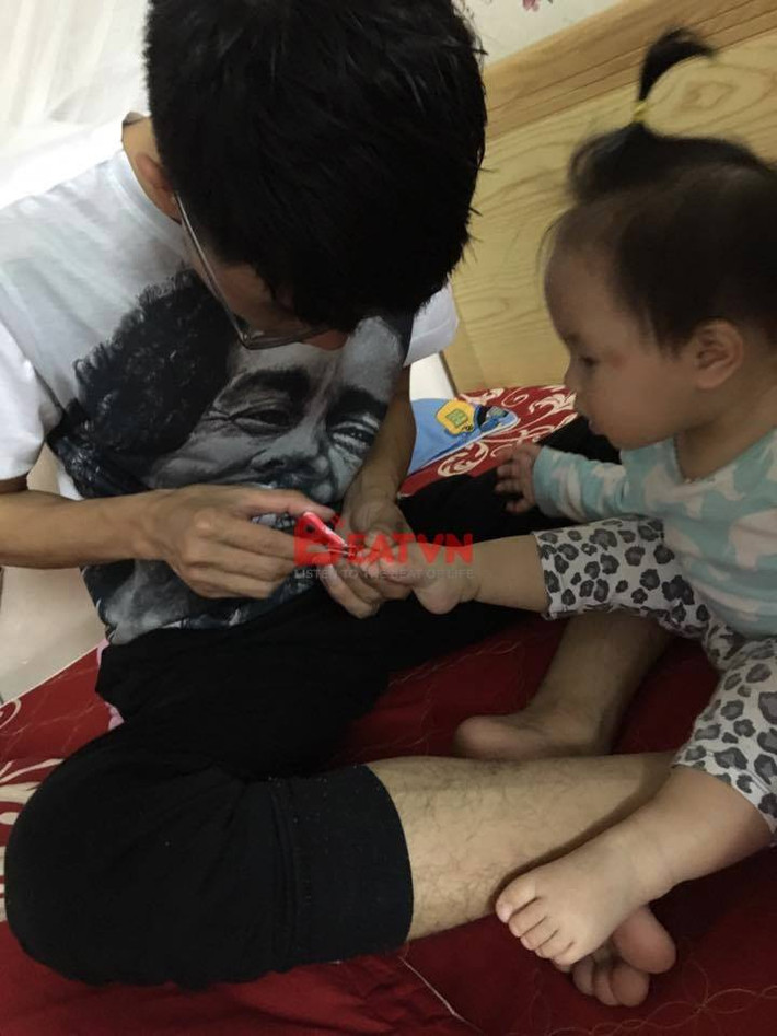 Không chỉ có cho con ăn, sấy tóc cho con, các ông bố còn rất khéo tay trong việc cắt móng tay, móng chân cho con gái nữa.