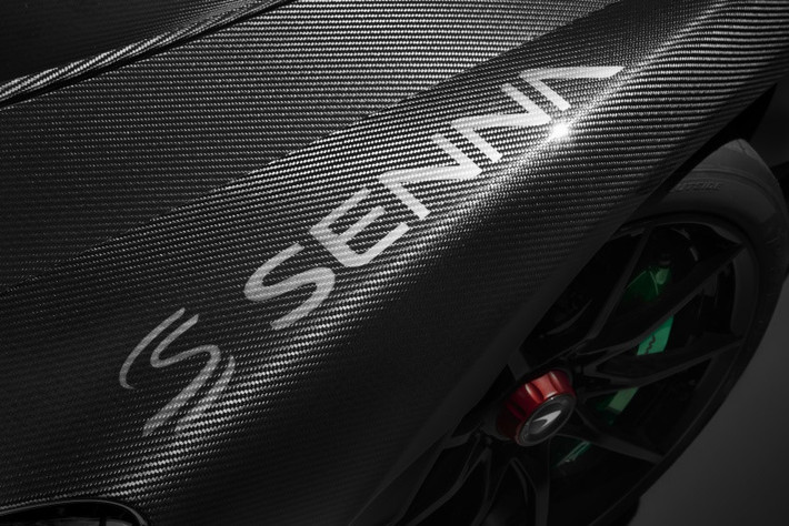 Một bổ sung thú vị cho Senna Carbon Theme là mâm xe thể thao 7 chấu MSO có tên gọi Hybrid Carbon-Fiber Wheel, được thiết lập để cung cấp lựa chọn cho 500 khách hàng mua Senna.