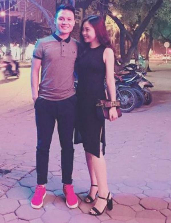 Quang Hải và Nhật Lệ đã công khai mối quan hệ hẹn hò trên facebook sau khoảng thời gian 4 tháng làm quen. Cặp đôi liên tục chia sẻ những khoảnh khắc "tình bể tình" khiến nhiều người phải ngưỡng mộ vì lãng mạn.