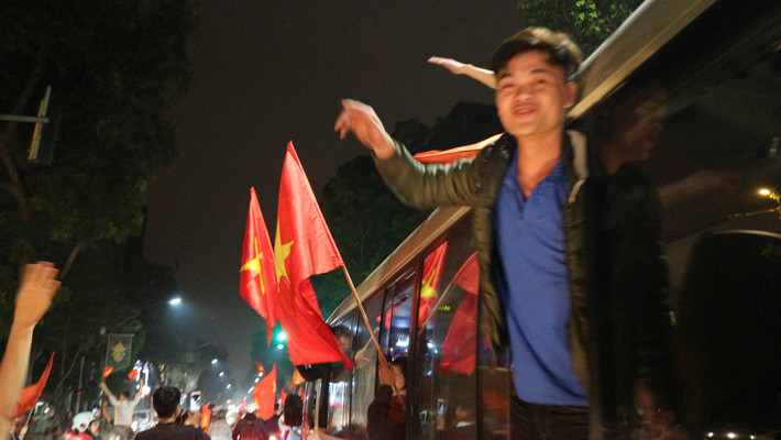 Còn với anh bạn Hoàng Anh (25 tuổi, Hà Nội): "Nhìn dòng người đi ăn mừng mà lòng em sục sôi quá. Tiếc là đang trong ca làm nên không thể bỏ vị trí được. Nhưng thôi cố làm nốt rồi chút về ăn mừng sau cũng được. Chưa muộn mà anh".