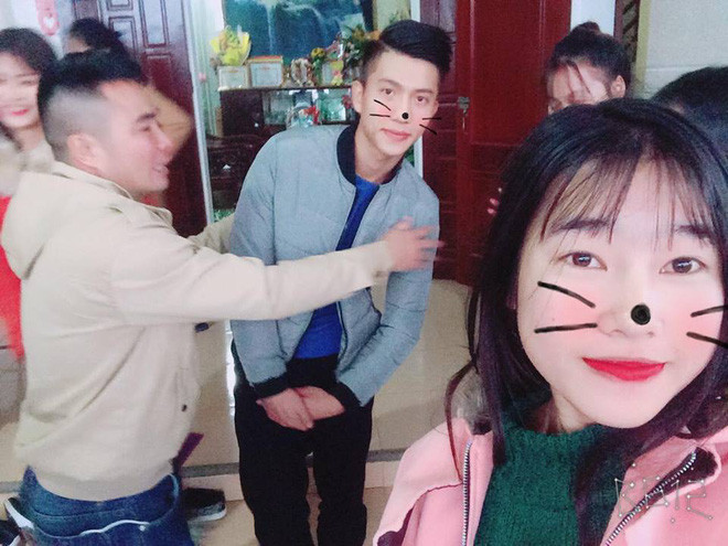 Trước đó, trong một buổi giao lưu trực tuyến trước đó, Phan Văn Đức cho biết anh chưa có người yêu và người phụ nữ duy nhất mà cầu thủ này nghĩ đến sau chiến thắng chỉ có mẹ anh.