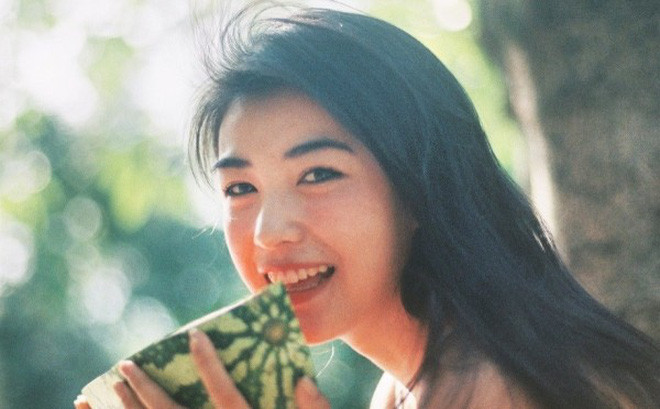 Những bức ảnh theo phong cách film cổ thời gian qua trở thành xu thế của giới trẻ bởi tính nghệ thuật và tính nghệ thuật của nó. Nhưng không phải ai chụp ảnh film cũng đẹp bởi nó đòi hỏi người mẫu phải có có vẻ đẹp cổ điển. Chính bởi thế mới đây, trên mạng xã hội hot girl 9X có nhan sắc chẳng kém các minh tinh TVB ngày xưa khiến dân mạng không khỏi xuyến xao.