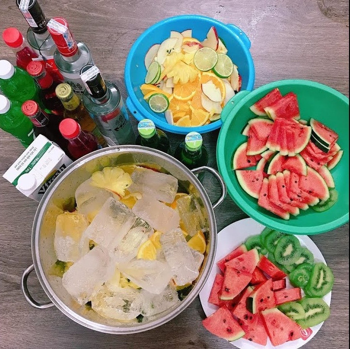 Gần đây trên mạng xã hội, giới trẻ đang rộ lên phong trào uống rượu tự pha chế. Các clip hướng dẫn pha rượu trái cây uống vào dịp Tết được rất nhiều fanpage nổi tiếng, các trang cá nhân chia sẻ rầm rộ. Clip bắt mắt bởi những màu sắc trái cây, pha lẫn với các loại rượu, soda theo kiểu "hổ lốn", nhưng theo một số người có hiểu biết về pha chế, thì những cách pha rượu này lại rất phản khoa học.