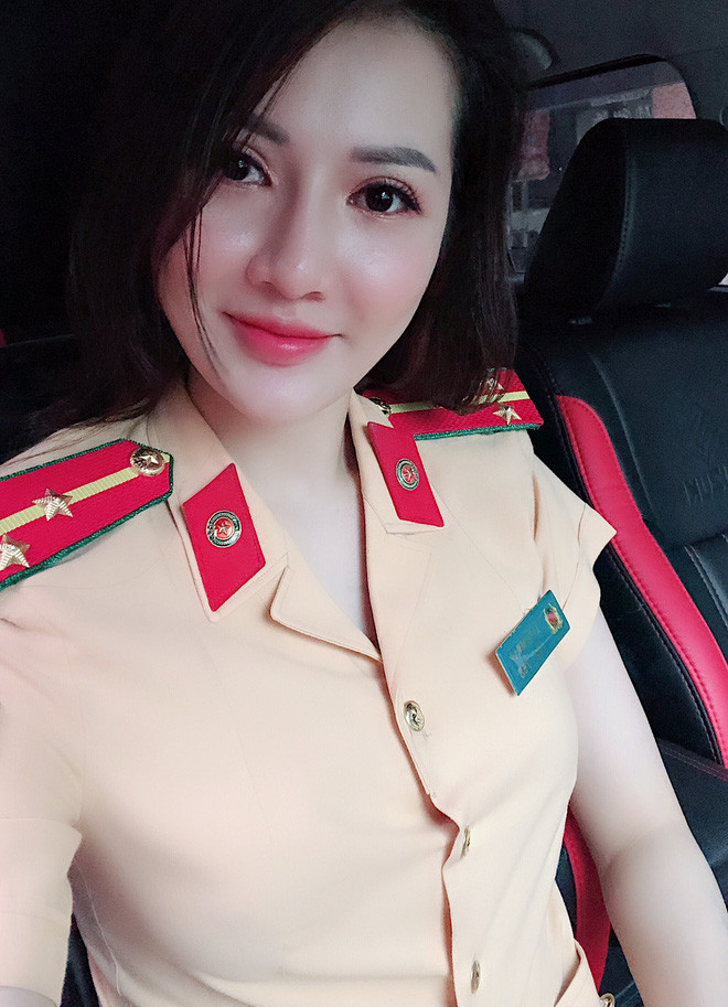 Những bức ảnh đăng trên trang cá nhân của Lê Mai Ly lập tức khiến dân mạng chú ý. Một tấm hình chụp Mai Ly trong bộ quân phục, một tấm chụp cô của thường ngày. Dù trong hoàn cảnh nào, nữ chiến sĩ CSGT này cũng toát lên nét đẹp duyên dáng, tươi tắn và gây ấn tượng bởi khuôn mặt khả ái.