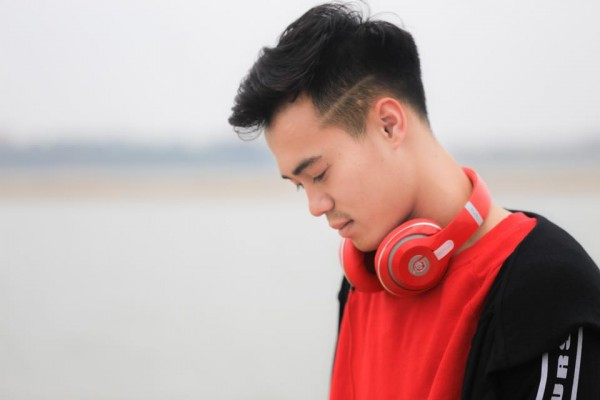 Văn Toàn là một trong số những cầu thủ sáng giá trong đội tuyển Việt Nam. Ngoài vẻ ngoài điển trai, tiền đạo này cũng được gắn mác "rich kid" trong đội khi sở hữu những món đồ khá đắt đỏ. Điển hình như tai nghe Beats solo 3 wireless không dây có giá hơn 5 triệu