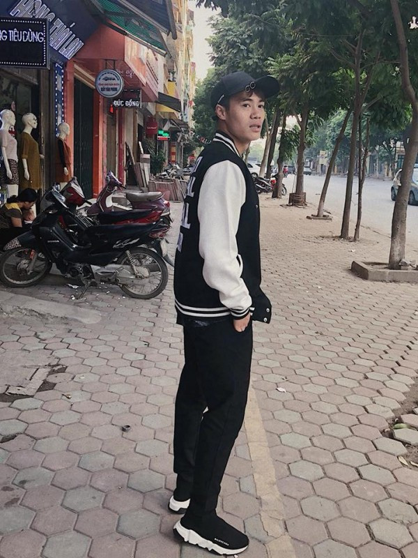 Áo khoác Anti Social Social Club có giá gần 4 triệu và giày Balenciaga trị giá gần 18 triệu đồng cũng là món đồ nằm trong tủ đồ của Văn Toàn.