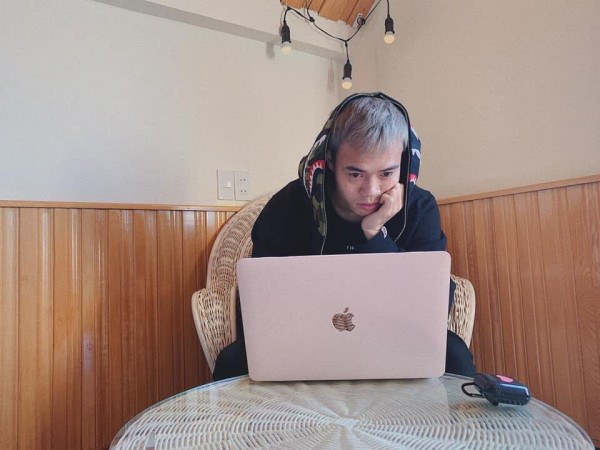 Chiếc máy tính mà cầu thủ đội tuyển Việt Nam này sử dụng à loại Macbook có giá lên tới hơn 30 triệu.