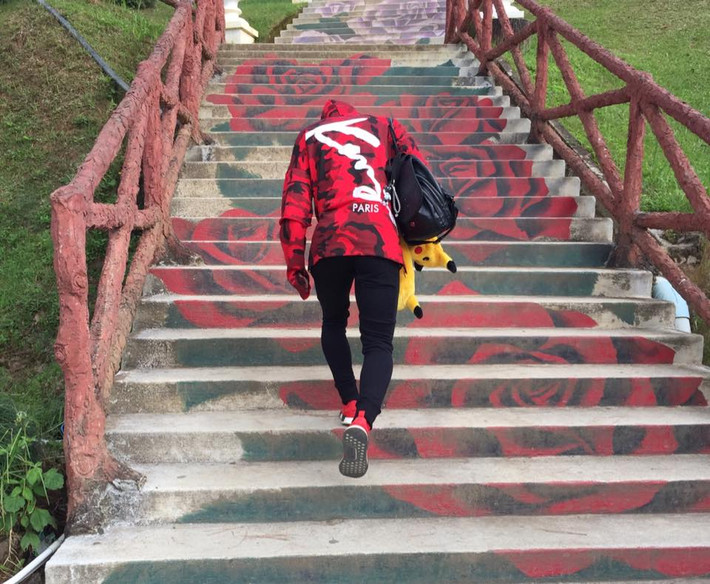 Áo khoác Bape của Văn Toàn có giá hàng chục triệu đồng.