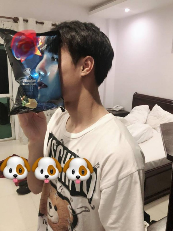 Áo phông thương hiệu Moschino của tuyển thủ đội tuyển Việt Nam - Nguyễn Văn Toàn được mua với giá 4 triệu đồng.