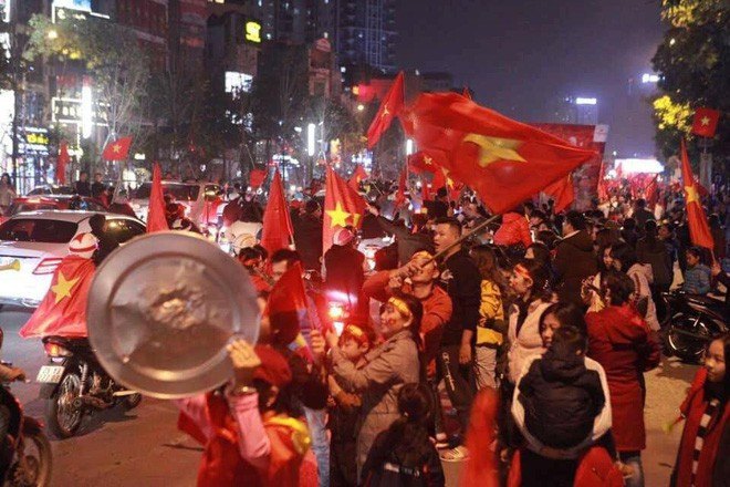 Bữa cơm sau ngày "đi bão" của nhiều gia đình đó là với chiếc mâm méo mó, xấu xí.