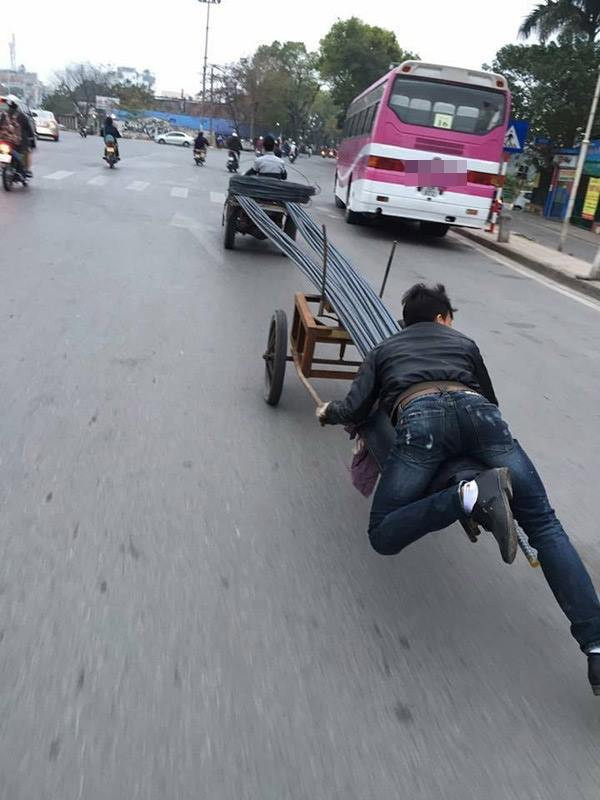 Khánh Băng: "Xe chở thép với móc kéo phụ ngang nhiên tham gia giao thông trên đường và không che chắn bịt đầu nhọn, nhiều khi đi đường nhìn thấy vậy mình cố gắng tránh xa hoặc tìm đường đi khác".