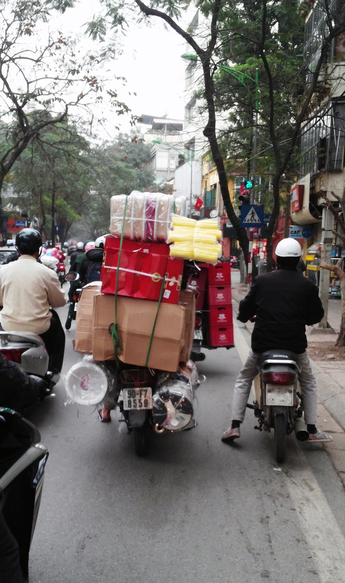 Xe chở hàng hóa cồng kềnh ngoài đường, bất chấp nguy hiểm với những người xunh quanh.