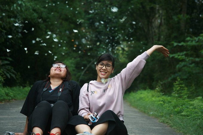 Chia sẻ về kinh nghiệm đi săn bướm tại vườn Quốc gia Cúc Phương, trên fanpage phượt, nickname Tuấn Ti Ti cho biết: "Các bạn nên chọn những ngày nắng ráo và đi vào ngày trong tuần. Bởi cuối tuần, nhiều du khách tới đàn bướm sẽ sợ mà phân tán".