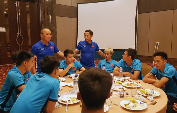 Sau 3 trận vòng bảng, Olympic Việt Nam phải chia tay tiền vệ Đỗ Hùng Dũng vì một tai nạn đáng tiếc. Tiền vệ mang áo số 18 buộc phải kết thúc hành trình tại ASIAD 18 sớm hơn các đồng đội do chấn thương nặng ở trận gặp Olympic Nhật Bản.