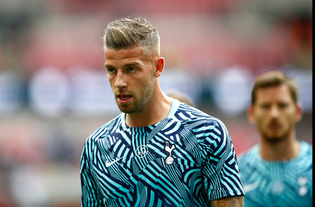 Sẽ là một quyết định ngu ngốc và sai lầm nếu Toby Alderweireld chuyển tới khoác áo MU, theo lời cựu danh thủ Micky Hazard. Cụ thể, Hazard chỉ ra lý do rằng, MU chỉ xếp thứ 7 trên BXH Premier League với 22 điểm, kém Tottenham 2 bậc và 8 điểm.