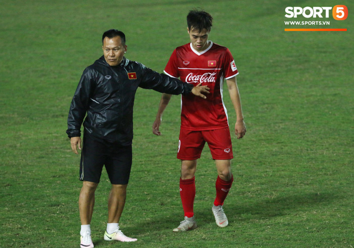 Ở hai lượt trận đầu tiên, Văn Toàn đã không được ra sân phút nào bởi HLV Park muốn cất nhân tố dự bị chiến lược này cho đối thủ phù hợp nhất. Tiền đạo gốc Hải Dương được đánh giá cao bởi khả năng xuyên phá, bứt tốc và tinh thần thi đấu nhiệt huyết.