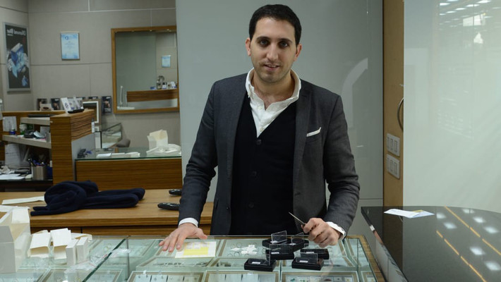 Tomer Reuveni - chủ một cửa hàng kim cương tại Antwerp đến từ một gia đình Do Thái có truyền thống buôn kim cương và đã kinh doanh ở đây từ năm 19 tuổi.