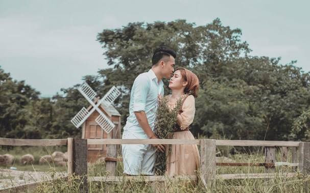 Những bức ảnh cưới của Hoàng Thịnh và Ánh Nguyệt được dân mạng bày tỏ sự thích thú khi cặp đôi này được đánh giá là "trai tài - gái sắc". Bên cạnh đó không ít những lời chúc phúc từ CĐM đã được gửi đến cặp đôi trên.