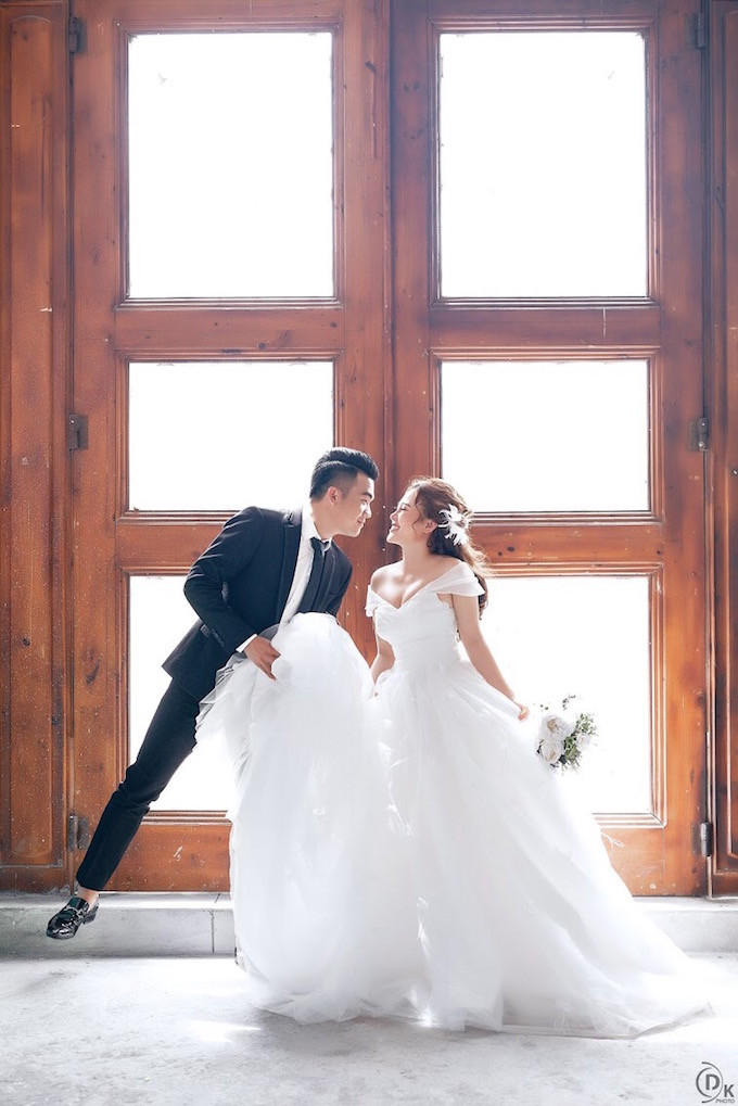 Hơn 4 năm yêu nhau, thực tế đôi tình nhân trẻ này chẳng ở gần nhau được bao lần, vì chàng phải thường xuyên thi đấu xa nhà trong màu áo CLB và các đội tuyển quốc gia. Trong lúc Ánh Nguyệt cũng tất bật ngược xuôi từ Đà Nẵng, TP.HCM và Đắk Lắk với công việc trang điểm cô dâu và đồ cưới.