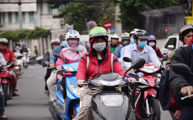 Cũng vì do bịt khẩu trang kín mít từ đầu đến chân, đội quân Ninja ú òa bị hạn chế tầm nhìn nên thường xuyên gây ra những pha tạt trái nhưng xi nhan phải hay ngược chiều bất chấp có biển cấm.
