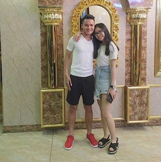 Cô bạn gái xinh như mộng của tuyển thủ đội tuyển U23 Việt Nam Nguyễn Quang Hải có tên là Nhật Lệ đến từ Quảng Nam, hiện là sinh viên trường Đại học Sư phạm Nghệ thuật Trung ương (Hà Nội).