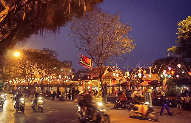 Dù chưa bước qua năm mới nhưng phố ông đồ tại Quốc Tử Giám đã tấp nập người đến xin chữ để bày trong dịp đầu Xuân năm mới. Người đến xin chữ đều mong ước một năm mới an khang thịnh vượng, con cháu chăm ngoan, thành đạt. Ảnh chụp tối 29 Tết