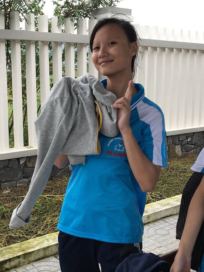 Mới đây trên mạng xã hội, nickname Hoàng Khương đã đăng tải nhiều bức ảnh ghi lại cảnh các bạn học sinh trong lớp chụp ảnh mà không có lông mày, điều này khiến cư dân mạng được một phen cười vỡ bụng.