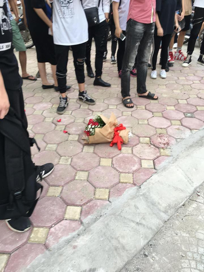 Theo nhiều người đồn đoán anh chàng đang đi tỏ tình hoặc xin lỗi bạn gái nên mới quỳ "bất chấp" dưới cái nóng kinh hoàng của Hà Nội trong những ngày qua.