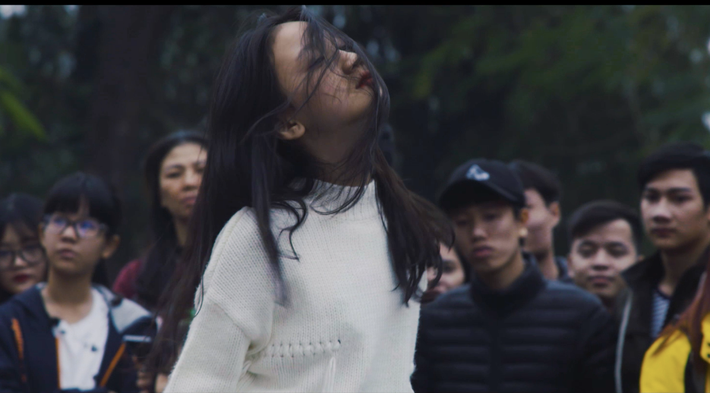 Theo tìm hiểu của cộng đồng mạng, ba bé gái xuất hiện trong clip là: Hạ Vi (12 tuổi), Minh Anh (9 tuổi) và Bảo Trang (6 tuổi). Tất cả các thiên thần áo trắng này đều có thần tượng chung là nữ ca sĩ Mỹ Tâm và đã rủ nhau luyện tập điệu nhảy say rượu để cùng thực hiện ở phố đi bộ Hồ Gươm.