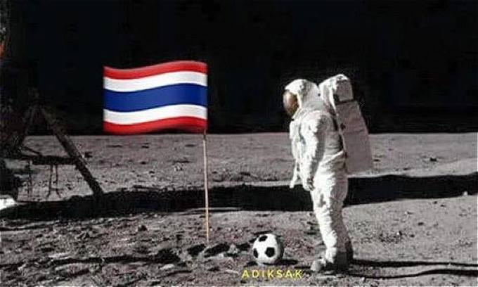 Adiksak là người sút trái bóng ra khỏi hành tinh.