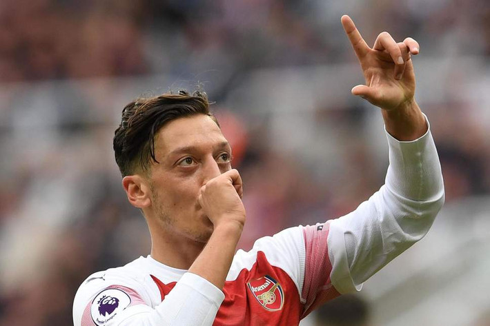 M.U đang cân nhắc đổi Eric Bailly lấy Mesut Ozil của Arsenal ngay trong tháng Một tới.