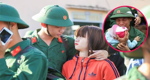 Bên cạnh đó cũng không ít cô gái đã bịn rịn, cố cầm giọt nước mắt của mình để người yêu an tâm lên đường đi nghĩa vụ quân sự.