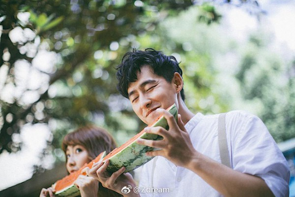 Trong bộ ảnh cưới chụp bằng máy film của cặp đôi Trung Quốc, cô dâu và chú rể xuất hiện vô cùng giản dị trong áo sơ mi và váy trắng nhưng niềm hạnh phúc của họ dường như đã cuốn hút tất cả mọi ánh nhìn.