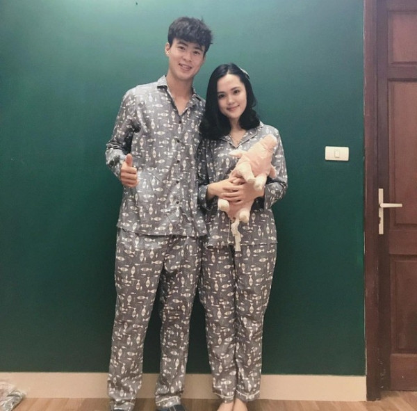 Hơn nữa Quỳnh Anh cũng rất biết chiều lòng fan khi gửi tặng thiệp cảm ơn cùng chữ kí của U23 đến những người đã mua hàng tại shop bán đồ ngủ của cô nàng.