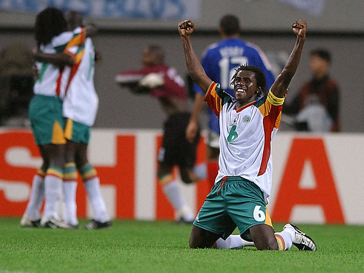 Kỳ World Cup 2002 là lần đầu tiên Senagal được tham dự giải đấu lớn nhất hành tinh. Họ rơi vào bảng khó khi có đương kim vô địch Pháp, Đan Mạch và Uruguay. Tuy nhiên, "Sư tử Teranga" khiến thế giới chấn động khi đánh bại Pháp 1-0 ngay trận khai mạc. Sau đó, đội bóng châu Phi có thêm 2 trận hòa sau đó để xuất sắc đi tiếp với ngôi nhì bảng.
