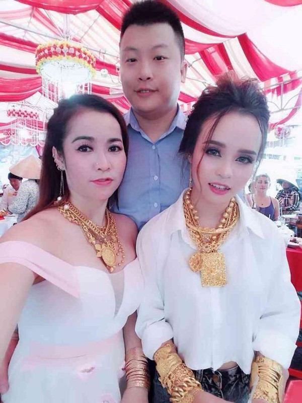 Vị lãnh đạo này cũng thông tin, trong các đám cưới ở địa phương, người dân vẫn có tục lệ trao tặng vàng cho con gái trước khi về nhà chồng để lấy may mắn. Tuy nhiên, đây là lần đầu tiên, một đám cưới được trao tặng nhiều vàng đến vậy.