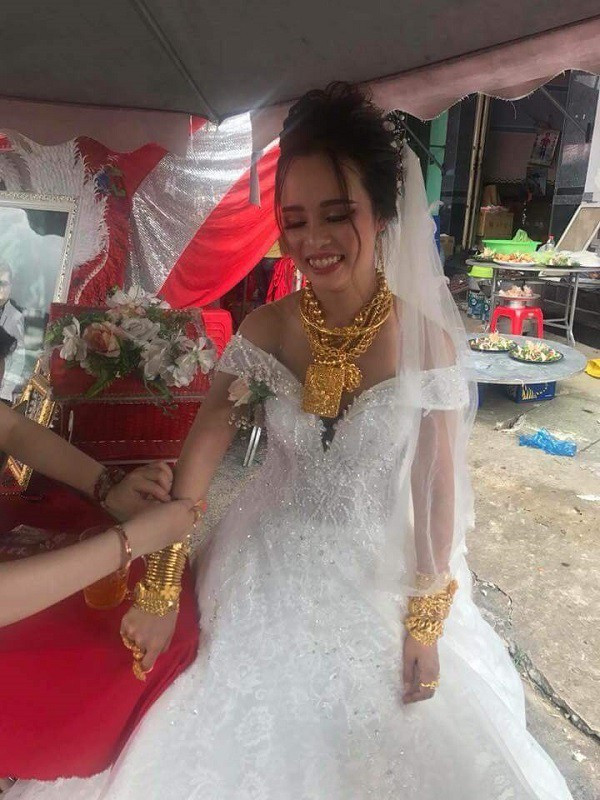 Trong lễ cưới, phía nhà trai cho cô dâu 20 cây vàng 24k. Cha dượng cô dâu tặng 20 cây vàng, người mẹ ruột cho con gái 50 cây vàng cùng rất nhiều vàng từ những người thân khác. Tổng giá trị hồi môn cô dâu nhận được là 129 cây vàng.