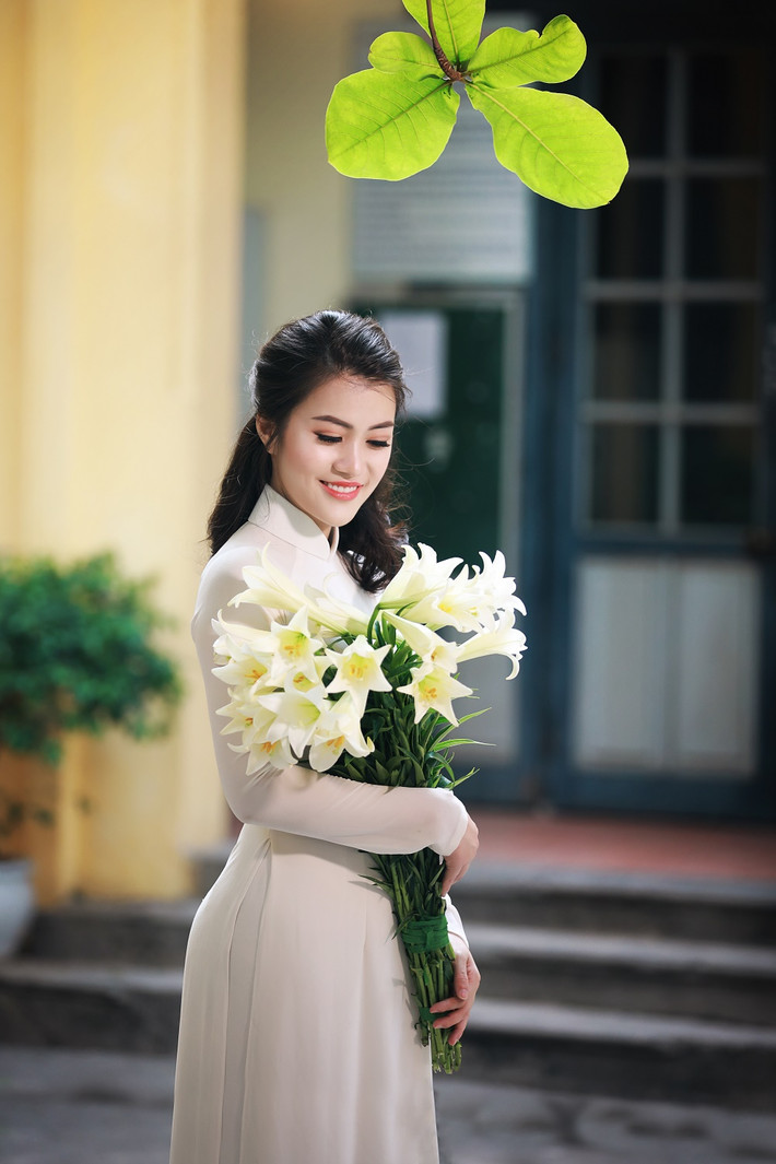 Chính vì vậy, từ rất lâu tôi đã muốn thực hiện một bộ hình lưu giữ kỷ niệm bên loài hoa vừa bình dị lại vừa kiêu sa đó. Nhận được sự đón nhận nồng nhiệt của dân mạng khiến tôi vô cùng thích thú và cám ơn mọi người đã dành tình cảm"- bà mẹ không tuổi chia sẻ thêm.
