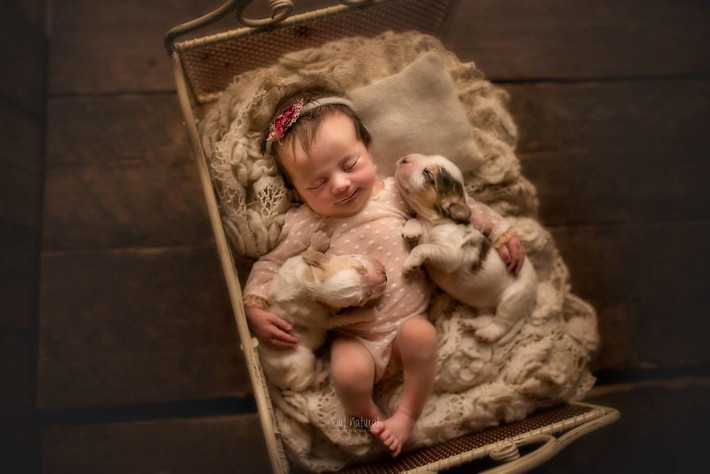 Hình ảnh thiên thần đáng yêu bên những thú cưng mới qua ống kính của nữ nhiếp ảnh gia Sujata.