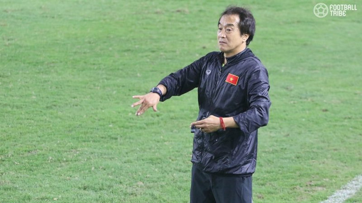 Nếu để ý trong trận đấu, trợ lý Lee cũng là người thường xuyên đưa ra những chỉ đạo ở sát đường biên.