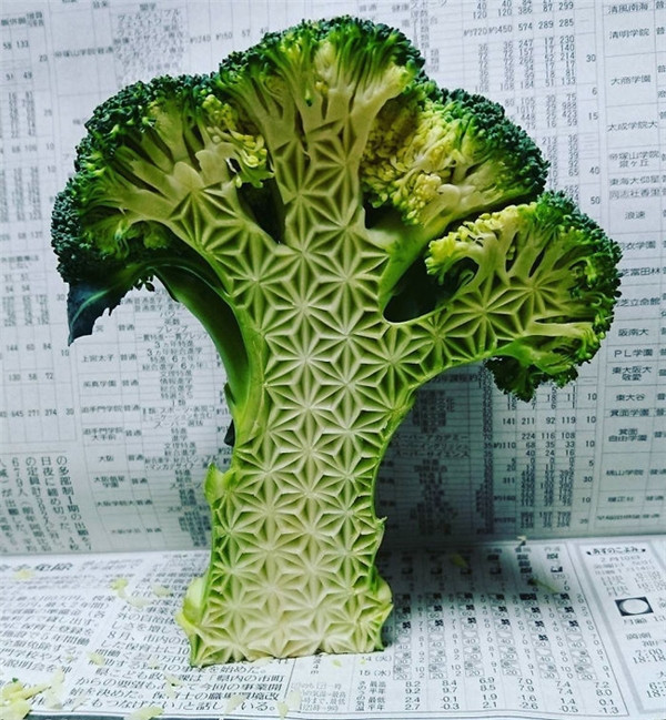 Súp lơ xanh cũng trở thành công cụ để các anh chàng khoe sự khéo léo của mình.