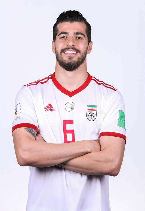 "Bạn đã thấy ảnh các cầu thủ Iran dự World Cup chưa? Các cô gái đã chọn xong đội bóng yêu thích rồi đấy". Một fan nữ khác bị nhan sắc của các chàng trai đến từ Iran mê hoặc.