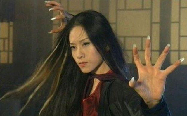 Năm 2002, bà thử sức ở vị trí diễn viên khi tham gia phim Anh hùng xạ điêu. Vào vai Mai Siêu Phong, Dương Lệ Bình khắc họa thành công hình tượng “ma nữ” điên cuồng vì yêu và hiếu kính với sư phụ. Mai Siêu Phong do bà đóng được bầu là kinh điển trong các phiên bản. Tuy nhiên, sau bộ phim này, Dương Lệ Bình không tham gia diễn xuất.
