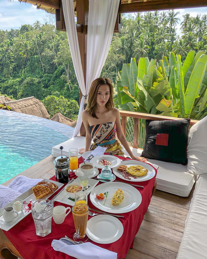 Nhìn những cậu chàng, cô nàng thảnh thơi nhâm nhi ly rượu hoặc chiếc bánh nho nhỏ, bên trên là bầu trời ngập nắng còn bên dưới là làn nước trong xanh nhìn mới "đã" làm sao.
