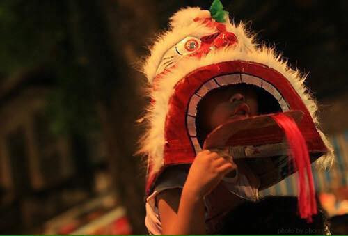 Tết Trung thu được gọi là Tết của những đứa trẻ bởi trong dịp này chúng được hòa mình vào với những thứ đồ chơi trải qua hàng trăm năm hay sum họp với những đứa trẻ khác trong xóm tại bữa phá cỗ trông trăng.