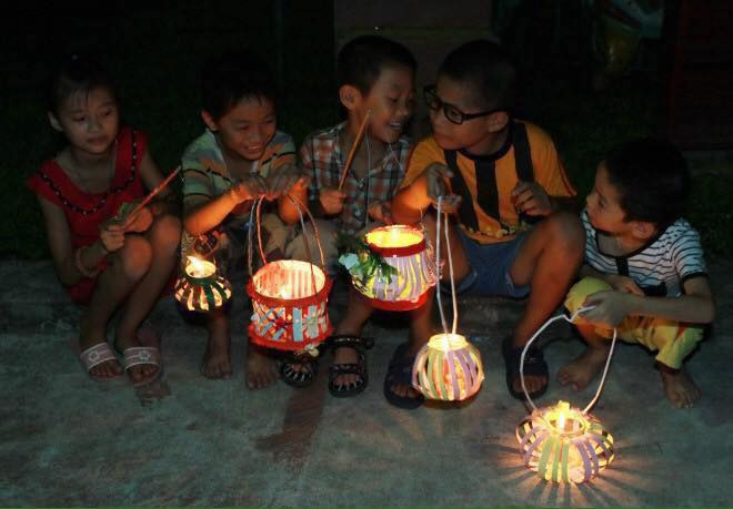 Những chiếc đèn lồng được làm bằng giấy, bằng vỏ lon của trung thu xưa nay đâu còn. Thay vào đó là những thứ đồ chơi của Trung Quốc, bắt mắt bởi màu sắc và các tính năng hiện đại.