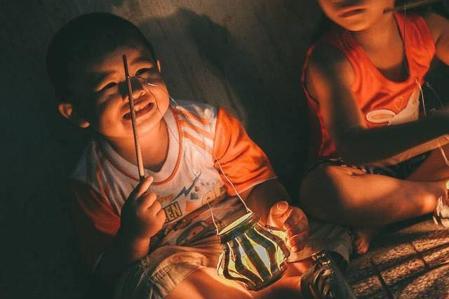 Phải nói rằng ở hiện đại những nét văn hóa xưa càng ngày càng bị mất dần đi. Nó được giải thích bởi nhiều lý do như không còn phù hợp với hoàn cảnh hay do tư duy, suy nghĩ của mỗi thời mỗi khác. Điều này có thể thấy rõ nhất qua những dịp lễ cổ truyền từ Tết âm lịch, Tết Hàn thực hay cả Tết trung thu cũng vậy.